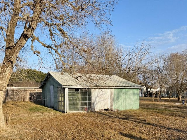 984 N Monroe Street, La Grange, TX 78945