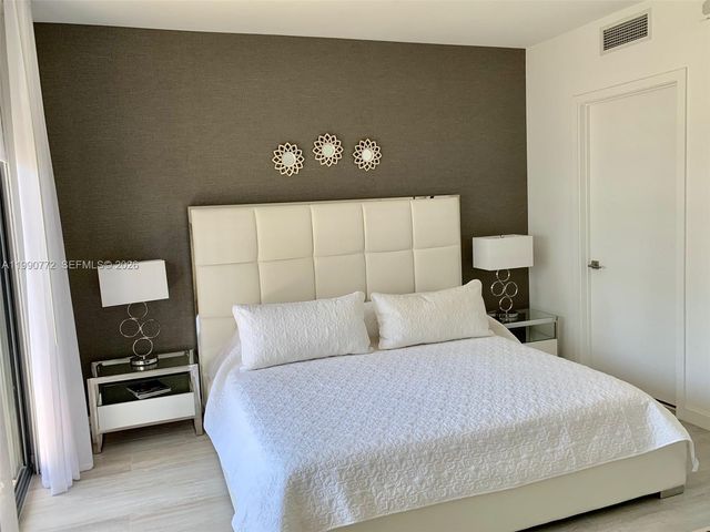 55 SW 9 St 2003, Miami, FL 33130