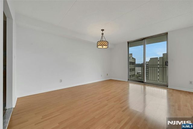 1077 River Road 1009, Edgewater, NJ 07020