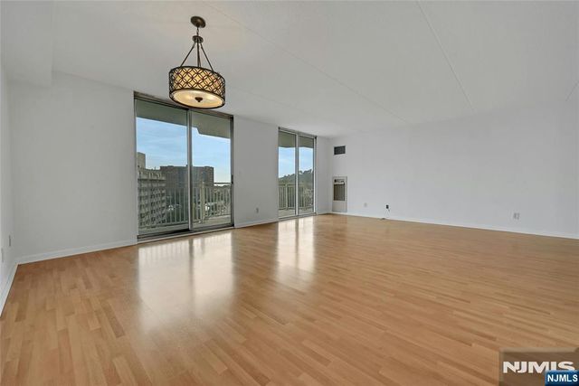 1077 River Road 1009, Edgewater, NJ 07020