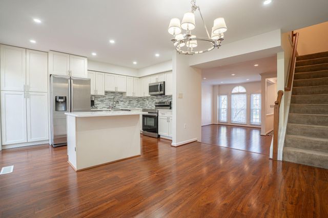 13341 FOXHOLE DR, Fairfax, VA 22033
