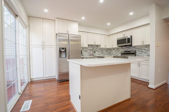 13341 FOXHOLE DR, Fairfax, VA 22033