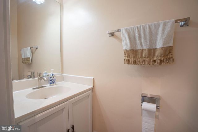 13341 FOXHOLE DR, Fairfax, VA 22033