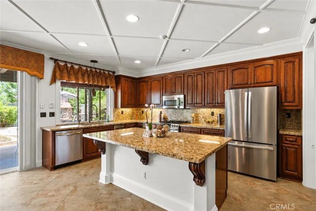 685 White Mountain Cir, Corona, CA 92881
