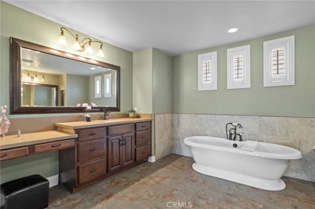685 White Mountain Cir, Corona, CA 92881