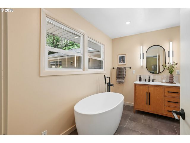 9080 Sw BRIER Ln, Portland, OR 97223