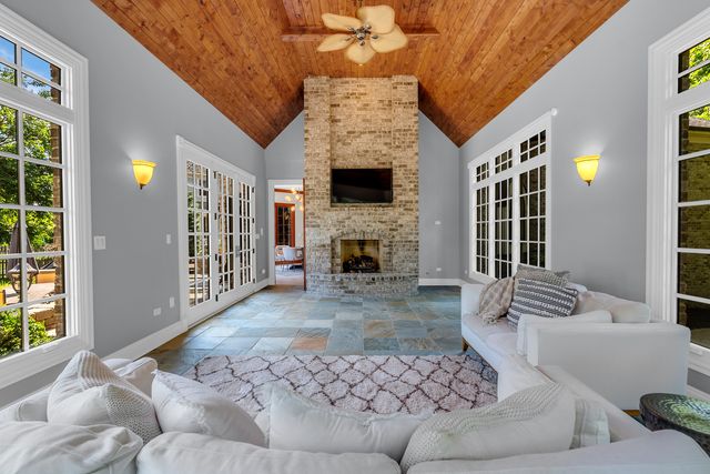 917 Jackson Avenue, Naperville, IL 60540