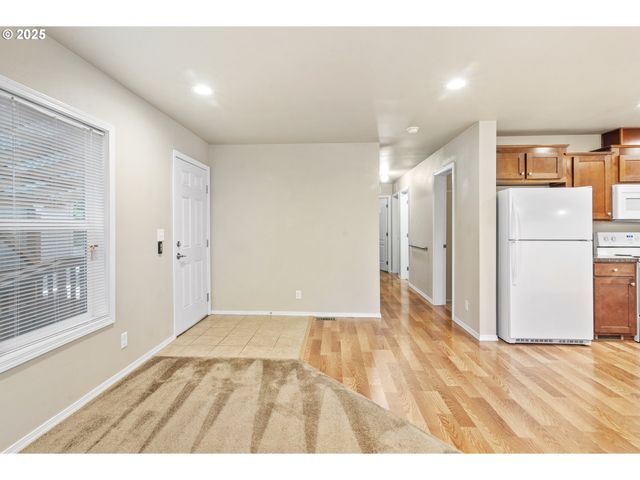 2980 Ne DIVISION St 27, Gresham, OR 97030