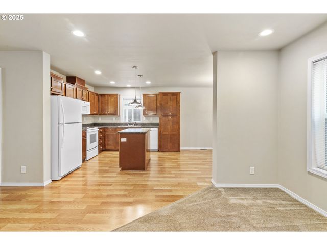 2980 Ne DIVISION St 27, Gresham, OR 97030