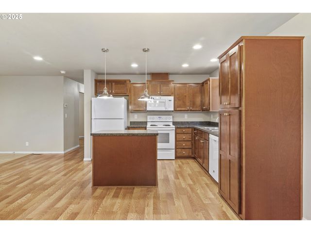 2980 Ne DIVISION St 27, Gresham, OR 97030