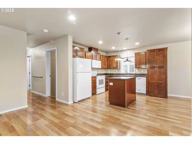 2980 Ne DIVISION St 27, Gresham, OR 97030