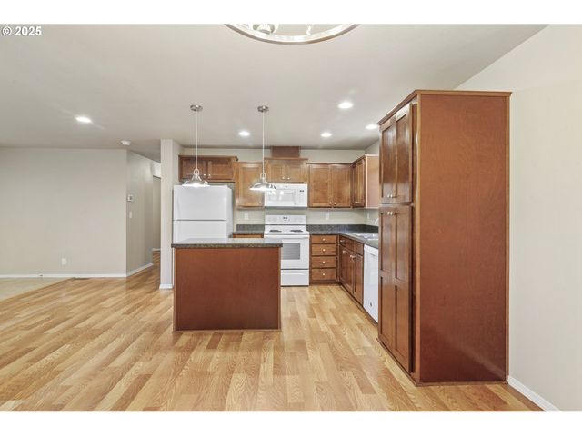 2980 Ne DIVISION St 27, Gresham, OR 97030