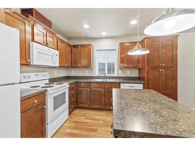 2980 Ne DIVISION St 27, Gresham, OR 97030