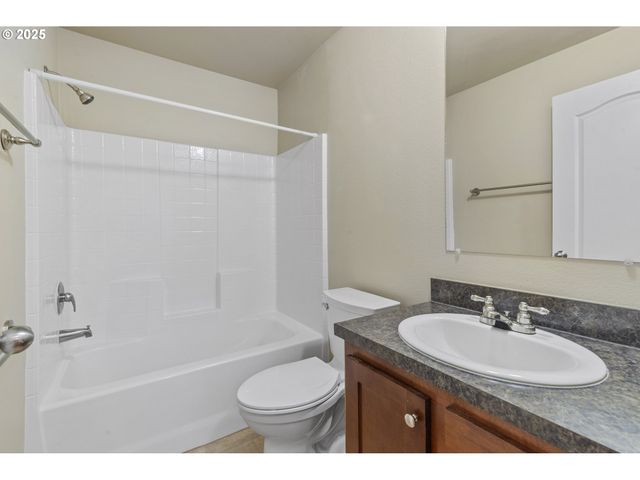 2980 Ne DIVISION St 27, Gresham, OR 97030