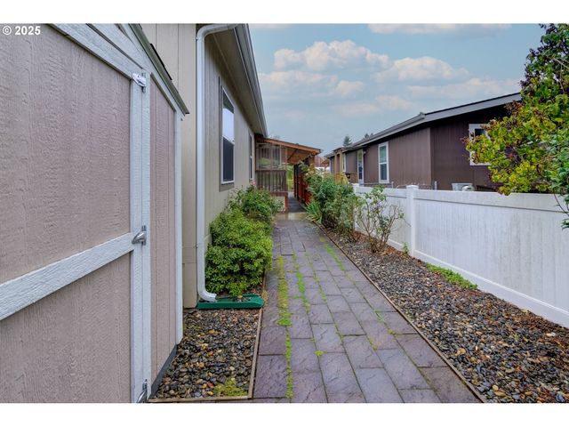 2980 Ne DIVISION St 27, Gresham, OR 97030