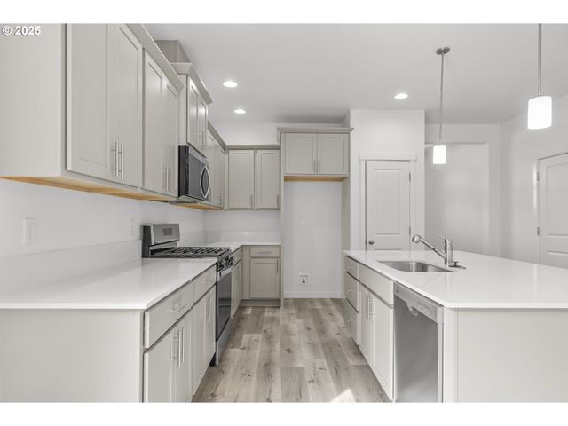 702 Tigerlily St, Silverton, OR 97381