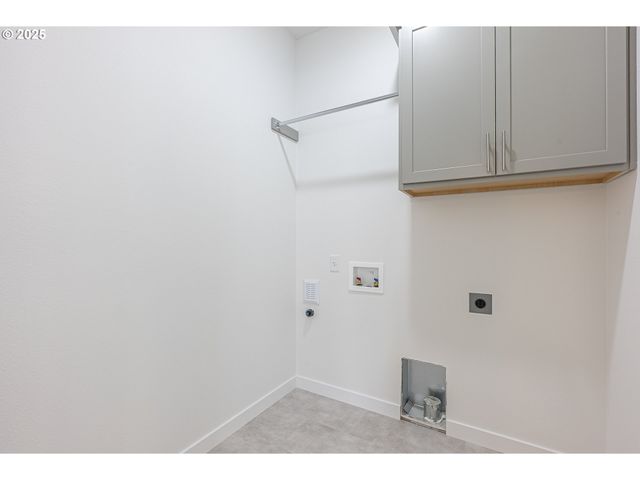 702 Tigerlily St, Silverton, OR 97381