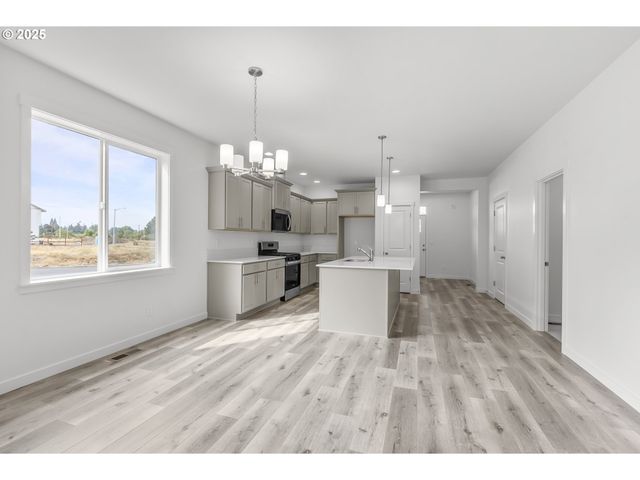 702 Tigerlily St, Silverton, OR 97381