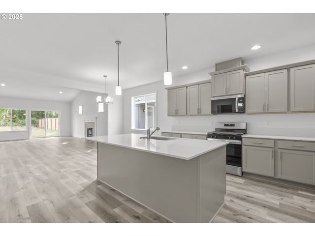 702 Tigerlily St, Silverton, OR 97381