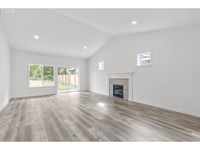 702 Tigerlily St, Silverton, OR 97381