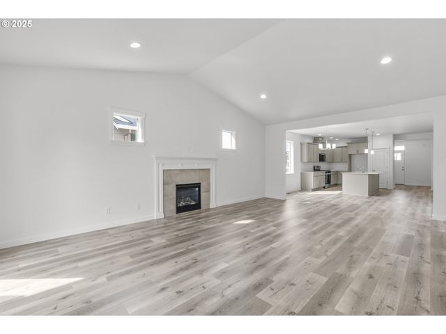 702 Tigerlily St, Silverton, OR 97381