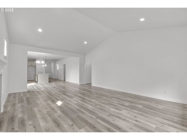 702 Tigerlily St, Silverton, OR 97381