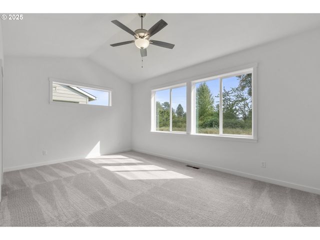 702 Tigerlily St, Silverton, OR 97381