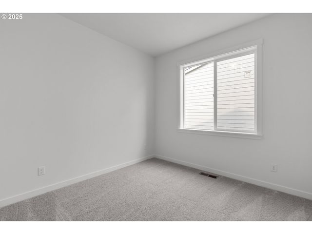 702 Tigerlily St, Silverton, OR 97381