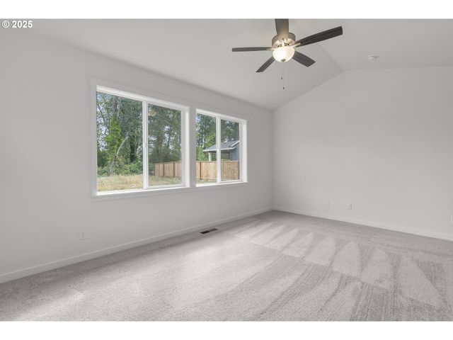 702 Tigerlily St, Silverton, OR 97381