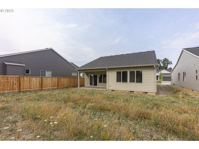 702 Tigerlily St, Silverton, OR 97381