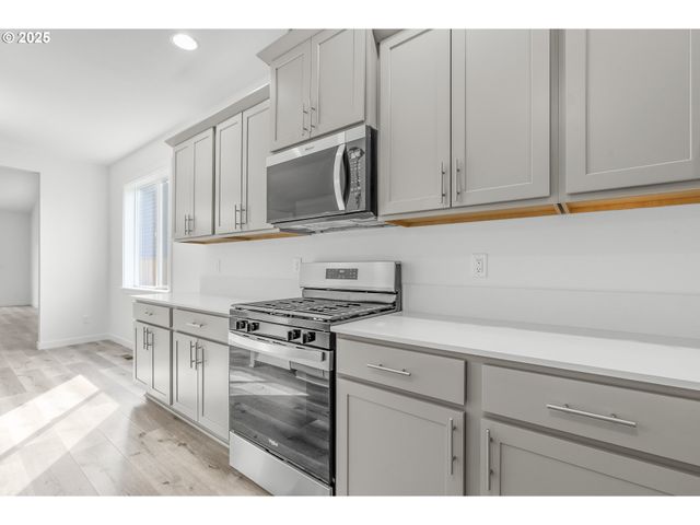 702 Tigerlily St, Silverton, OR 97381