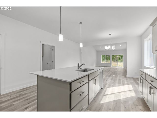 702 Tigerlily St, Silverton, OR 97381