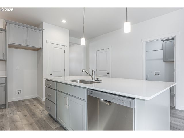 702 Tigerlily St, Silverton, OR 97381