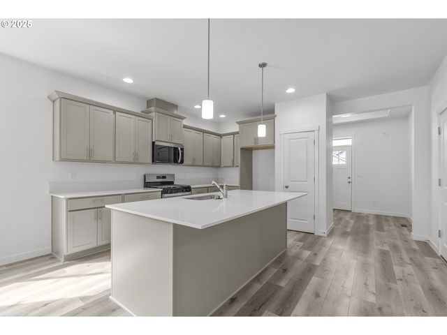 702 Tigerlily St, Silverton, OR 97381