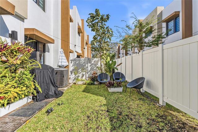 4150 N Oak Pl, Dania Beach, FL 33314