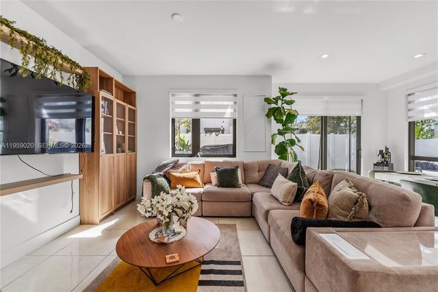 4150 N Oak Pl, Dania Beach, FL 33314