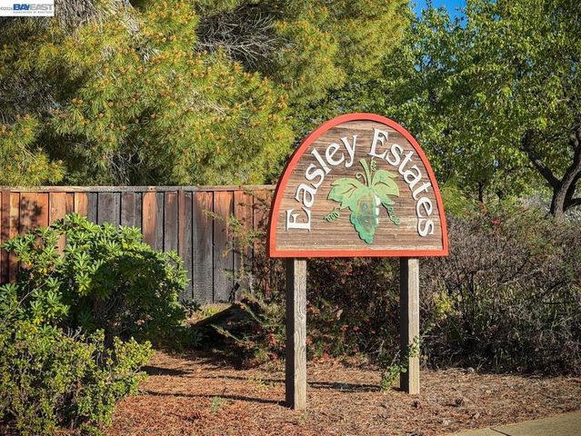 321 321 Semillon Cir, Clayton, CA 94517