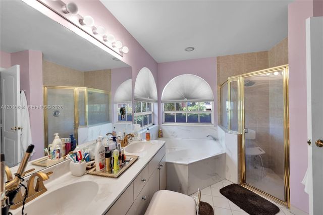 701 SW 93rd Ter, Pembroke Pines, FL 33025