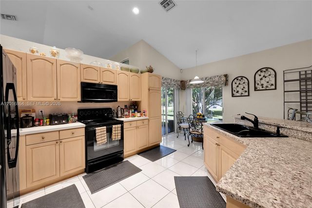 701 SW 93rd Ter, Pembroke Pines, FL 33025