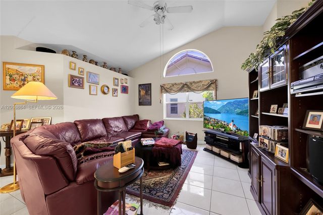 701 SW 93rd Ter, Pembroke Pines, FL 33025
