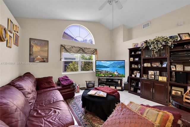 701 SW 93rd Ter, Pembroke Pines, FL 33025