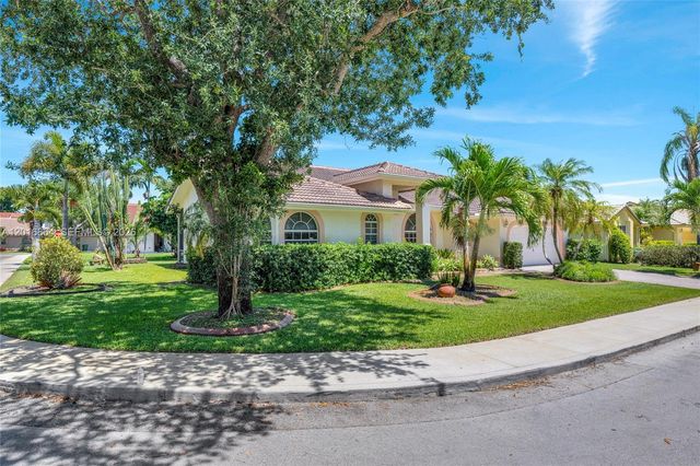 701 SW 93rd Ter, Pembroke Pines, FL 33025
