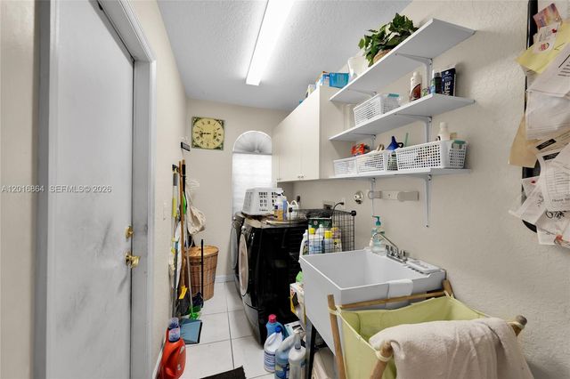 701 SW 93rd Ter, Pembroke Pines, FL 33025
