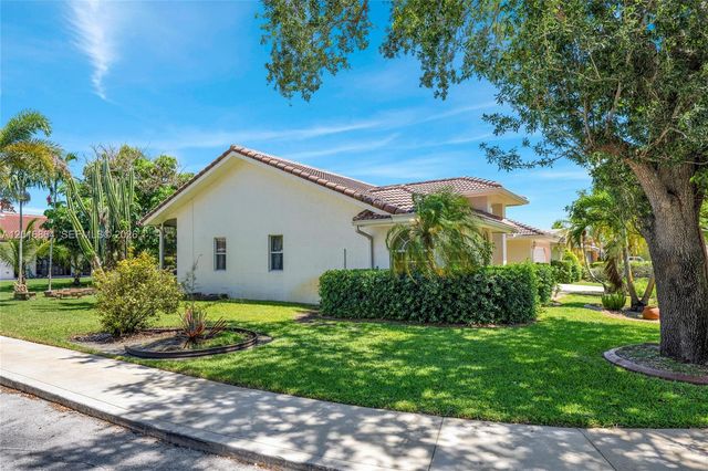 701 SW 93rd Ter, Pembroke Pines, FL 33025