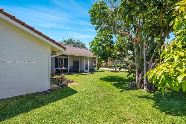 701 SW 93rd Ter, Pembroke Pines, FL 33025