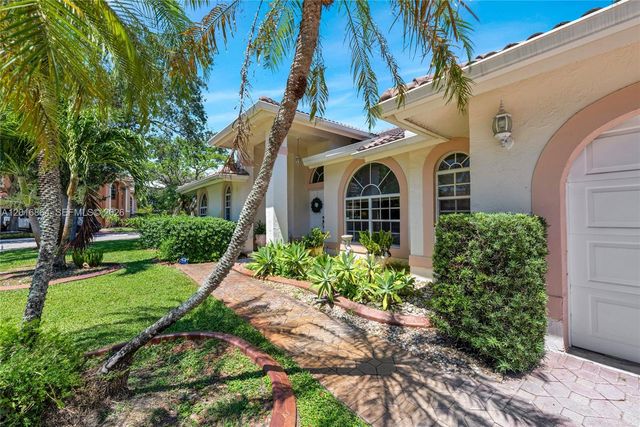 701 SW 93rd Ter, Pembroke Pines, FL 33025