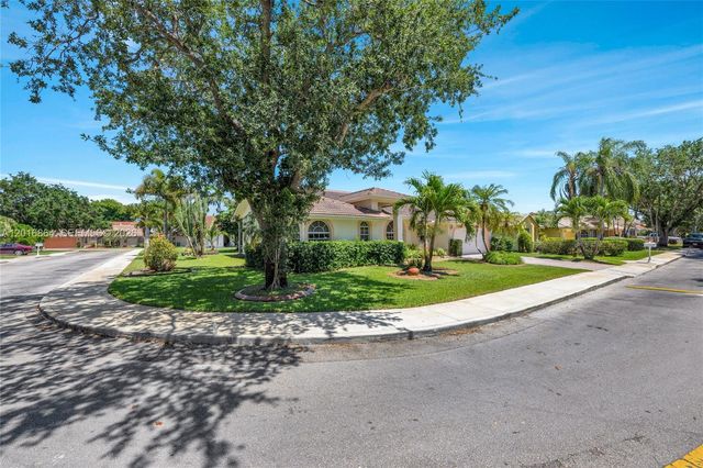 701 SW 93rd Ter, Pembroke Pines, FL 33025
