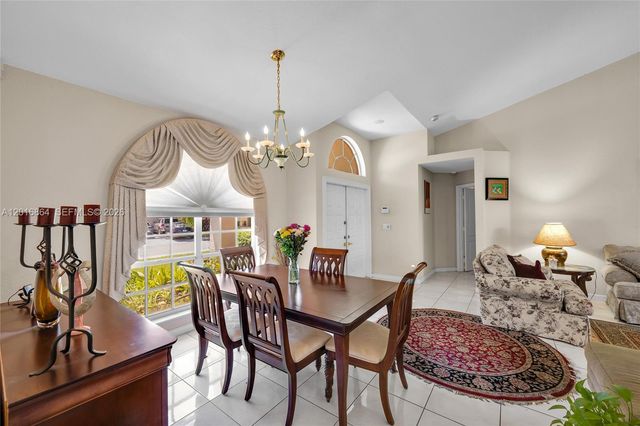 701 SW 93rd Ter, Pembroke Pines, FL 33025