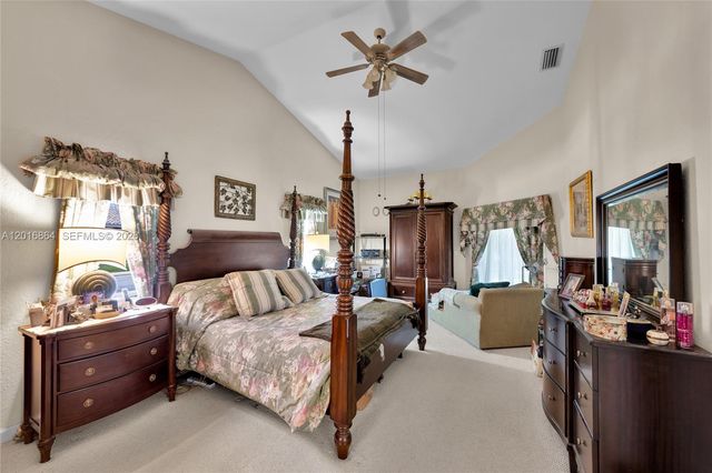 701 SW 93rd Ter, Pembroke Pines, FL 33025