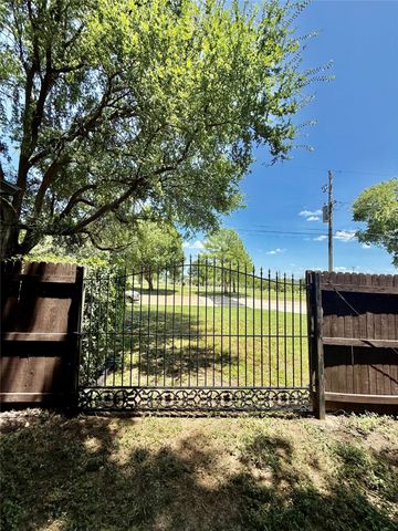 2209 Hardy Road, Grand Prairie, TX 75051